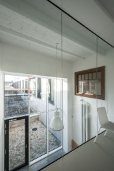 Mjölk architekti, Palmovka Jihlava / Rekonstrukce části průmyslového areálu Jihlavan, pohled z lávky do převýšeného prostoru dolních kanceláří – foto