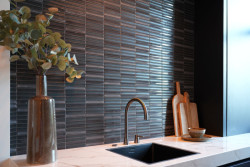 Kombinace matné a lesklé glazury celou mozaiku ještě více oživí.