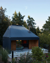 Užitná plocha je ovšem větší, ta má čtverečních metrů asi 80. (Chata v Posázaví, Atelier Hajný)