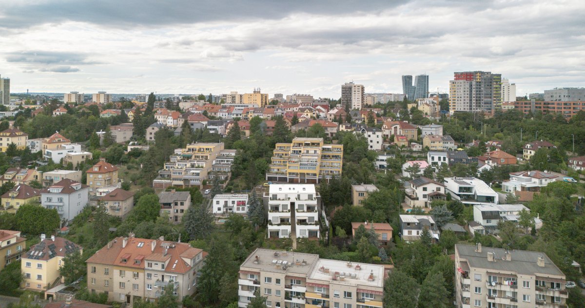 Krč v Praze, svažitý terém a různorodá zástavba (Terasový dvojdům v Krči, martin cenek architecture)