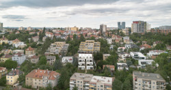 Krč v Praze, svažitý terém a různorodá zástavba (Terasový dvojdům v Krči, martin cenek architecture)