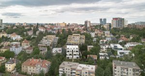 Krč v Praze, svažitý terém a různorodá zástavba (Terasový dvojdům v Krči, martin cenek architecture)