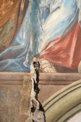 Průběžné snímání přemaleb a tmelení prasklin (Fresky v kostele Narození Panny Marie v Domažlicích restaurovali Jiří Suchan a David Hrabálek)