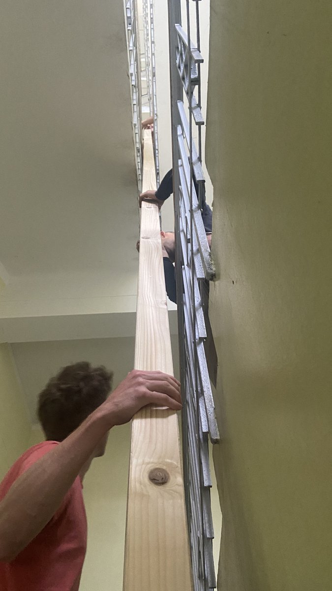 Z procesu realizace - jak se nahoru dostával materiál (Rekonstrukce podkroví, totalbrutal a svobodová blaha)