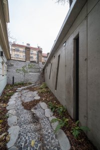 Podél kaple se vine symbolické koryto, které za deště naplňuje voda stékající ze střechy. (Kaple v Praze-Záběhlicích; JIRSA – ARCHITEKTI)
