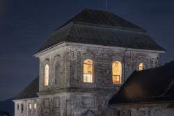 Buňky se nacházejí na různých patrech kaštělu - jedna je i ve střešním pavilonu.