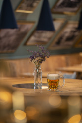 Gastronomický koncept restaurace U Matěje je postaven na české a česko-rakouské kuchyni, a k tomu se odkazy k tradici hodí. (Restaurace u Matěje, navrhl Stanislav Fiala)