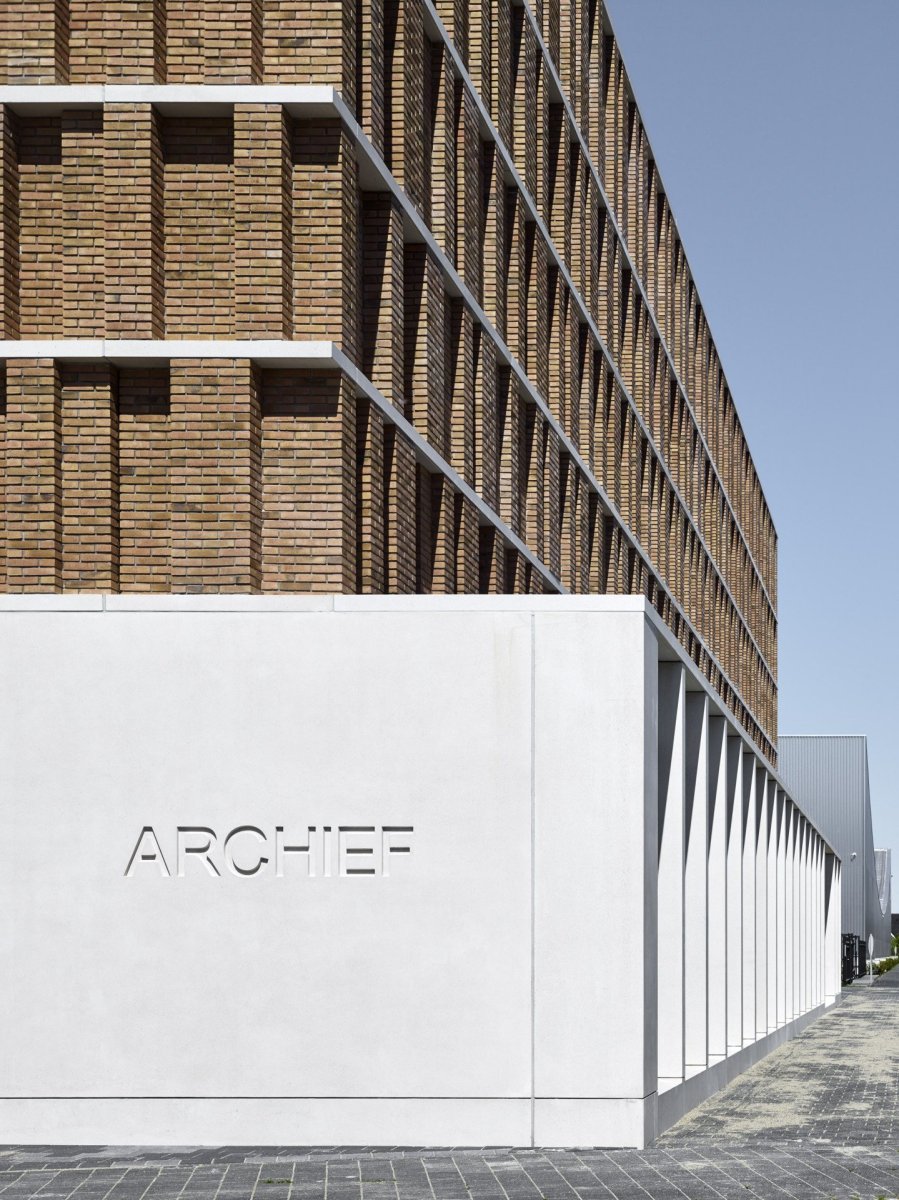 Městský Archiv Delft, Office Winhov, Gottlieb Paludan Architects: Fasáda odkazuje také na dlouholetou tradici řemesla cihlových staveb nejen v Delftu, ale celém Nizozemí