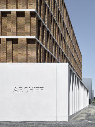 Městský Archiv Delft, Office Winhov, Gottlieb Paludan Architects: Fasáda odkazuje také na dlouholetou tradici řemesla cihlových staveb nejen v Delftu, ale celém Nizozemí