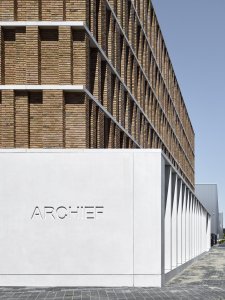 Městský Archiv Delft, Office Winhov, Gottlieb Paludan Architects: Fasáda odkazuje také na dlouholetou tradici řemesla cihlových staveb nejen v Delftu, ale celém Nizozemí