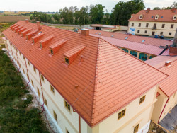 Řád bosých karmelitek proměňuje zemědělský statek v Drastech na své nové sídlo.