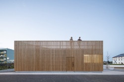 Revitalizace areálu kasáren ve Vysokém Mýtě, Barbora Srpková, Martin Lukáč: Pojítkem všech zón je dřevěný kiosek v centru areálu, kde je občerstvení, toalety a sklady