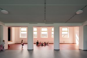 Ostění bylo odstraněno dle původní podoby interiéru. (Sokolovna ve Veverských Knínicích; studio New Work)