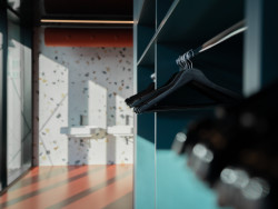 Mjölk architekti ve spolupráci s interiérovou designérkou Jitkou Třmínkovou navrhli jídelnu děčínské firmy RYKO.