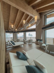 Odpočívárna s výhledem na sjezdovky ve spa hotelu Al Nin