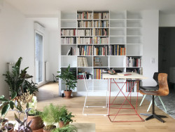 Studio AVENIER CORNEJO architectes navrhlo na břehu kanálu na předměstí Paříže obytný soubor třech domů s různým odstínem lícových cihel