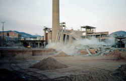 Při rekonstrukci byla továrna zbavena všech přebytečných konstrukcí