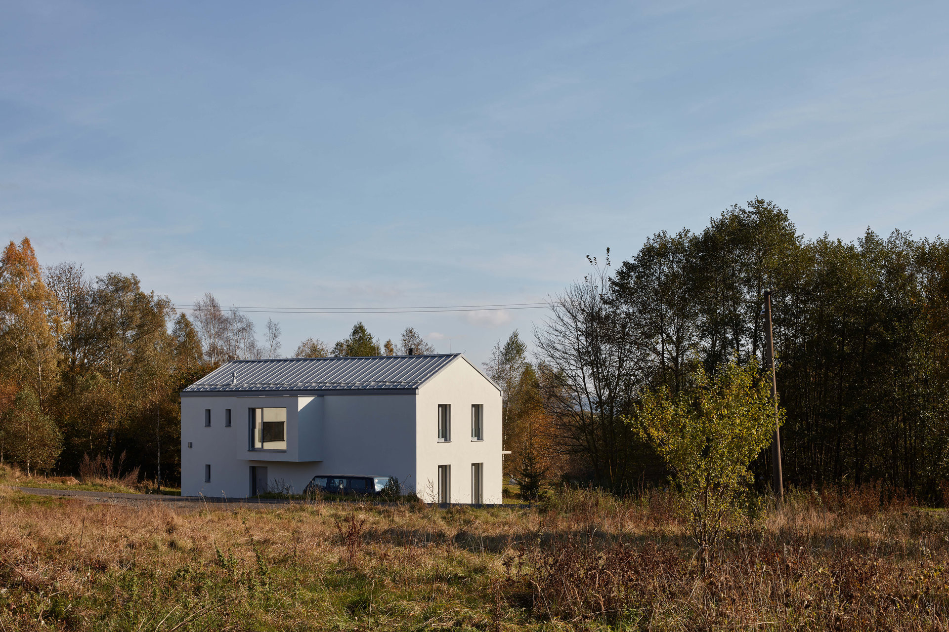Dům stojí v centru obce, ale zároveň je kolem klid. (Novostavba rodinného domu, Tisá; 2xpa)
