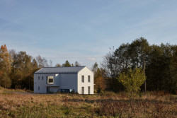 Dům stojí v centru obce, ale zároveň je kolem klid. (Novostavba rodinného domu, Tisá; 2xpa)