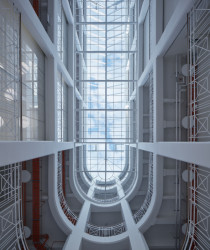 Konverze domu nábytku na budovu Českého rozhlasu Olomouc podle návrhu studia Atelier 38