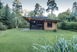 Je propojený se zahradou. (Roubený rodinný dům, monom)