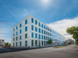 Díky replikám původních oken, které dodala firma Schüco, působí objekt opět autentickým domem