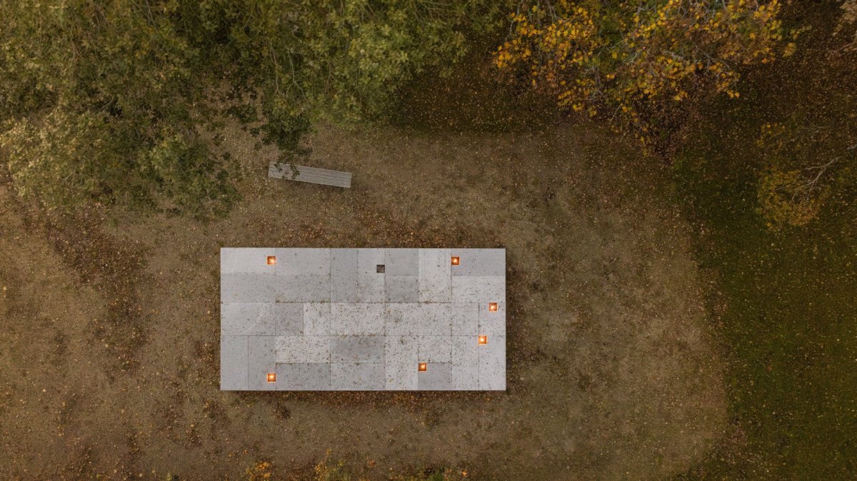 Sem mohou lidé přijít uctít mrtvé a položit svíčky. (SOA architekti, ateliér KONCEPT, Park historie v Aši)