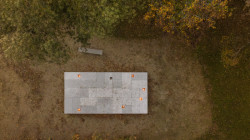 Sem mohou lidé přijít uctít mrtvé a položit svíčky. (SOA architekti, ateliér KONCEPT, Park historie v Aši)