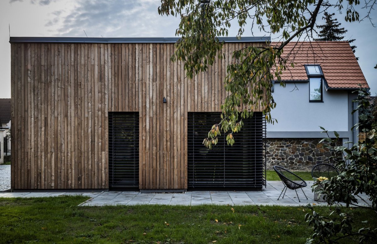 Rodinný dům v Písnici, daviddavidová architekti: Ve své hmotě měl ale zakomponovanou i starší část – konkrétně stodolu z dvacátých let 20. století