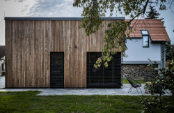 Rodinný dům v Písnici, daviddavidová architekti: Ve své hmotě měl ale zakomponovanou i starší část – konkrétně stodolu z dvacátých let 20. století