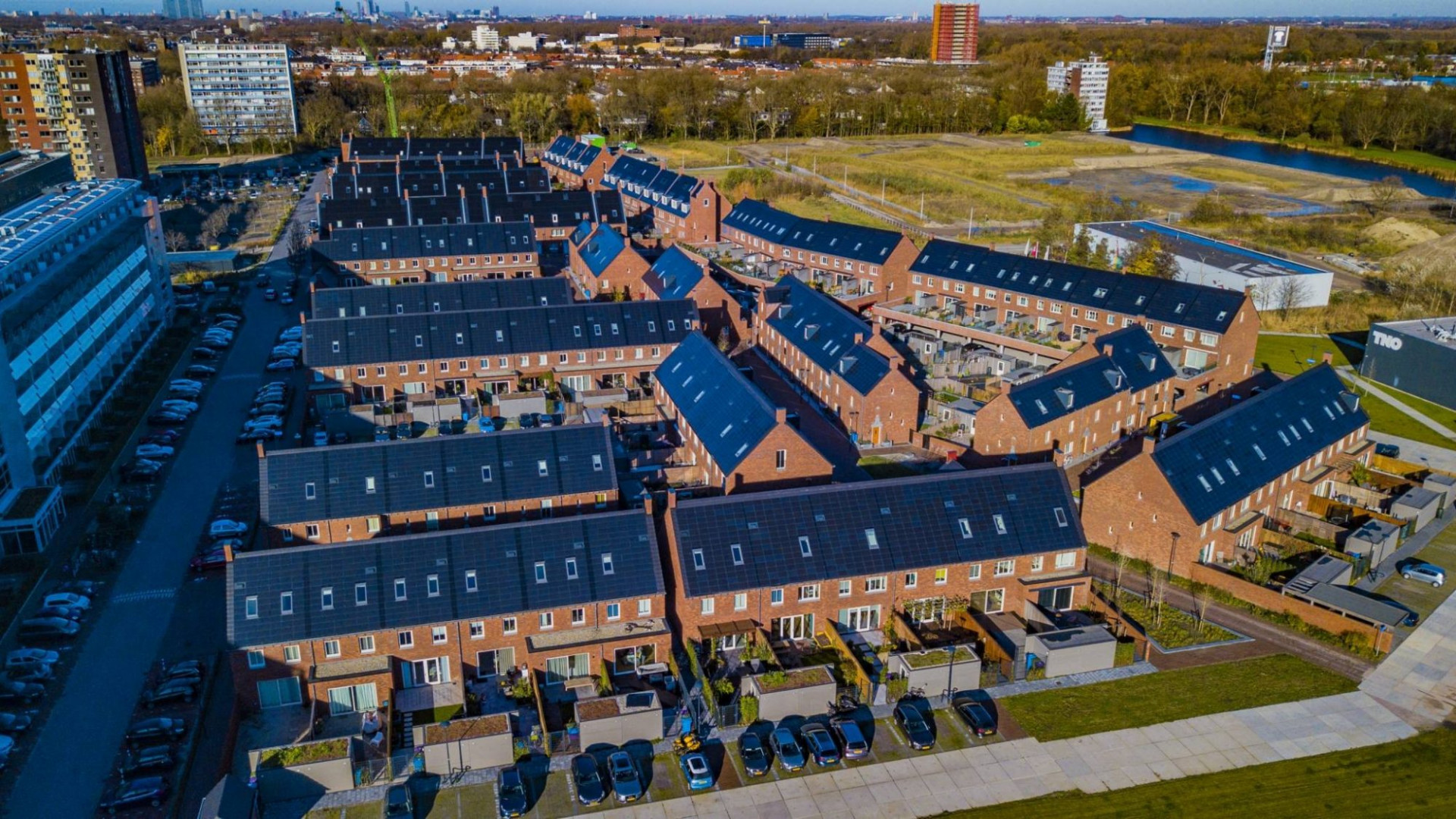 Společnost Wienerberger přichází s fotovoltaickými moduly zabudovatelnými přímo mezi střešní krytinu