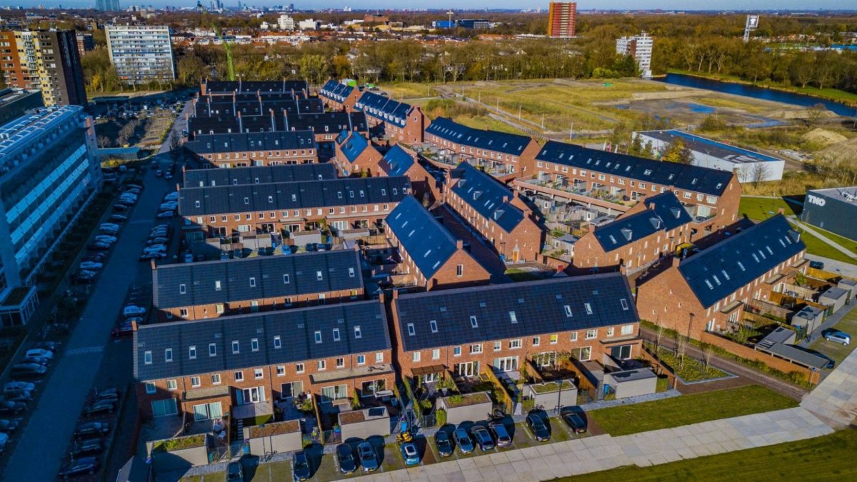 Společnost Wienerberger přichází s fotovoltaickými moduly zabudovatelnými přímo mezi střešní krytinu