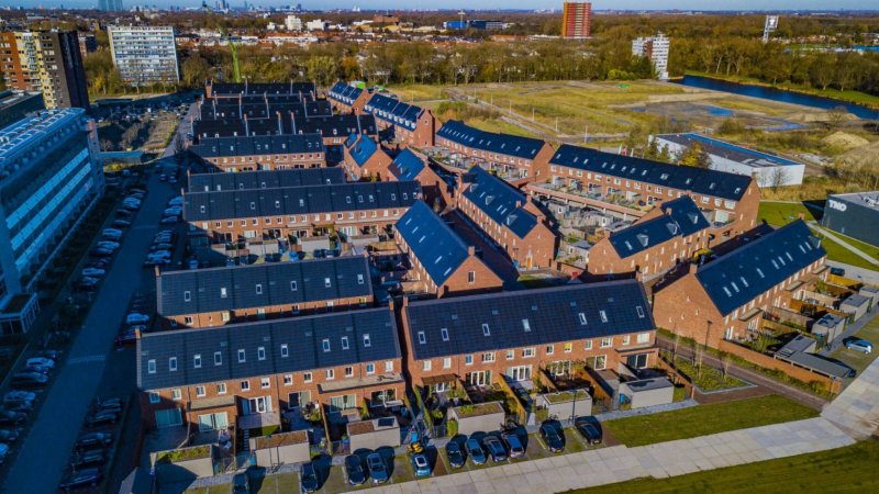 Společnost Wienerberger přichází s fotovoltaickými moduly zabudovatelnými přímo mezi střešní krytinu