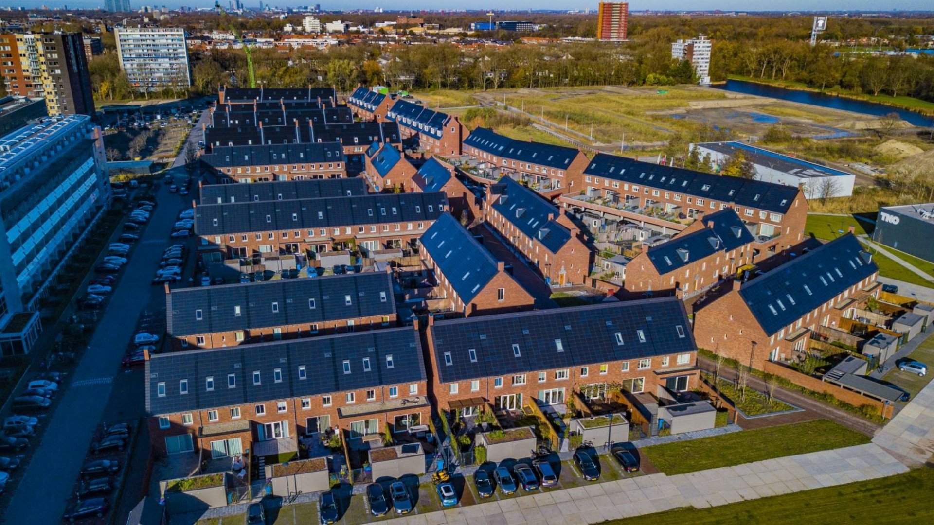 Společnost Wienerberger přichází s fotovoltaickými moduly zabudovatelnými přímo mezi střešní krytinu