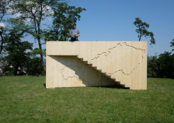 Site specific instalace na Vítkově v Praze Protestní stupínek, Peter Lényi, Ondřej Marko, Marián Lucký, Juraj Hariš, Marek Harčarík. Foto: Peter Lényi