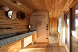 Dřevěná koupelna inspirovaná japonskou lázní (Dům Na větru, A1 architects)