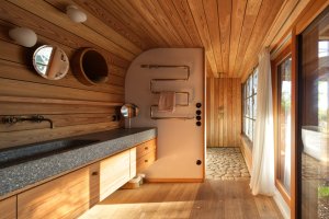 Dřevěná koupelna inspirovaná japonskou lázní (Dům Na větru, A1 architects)