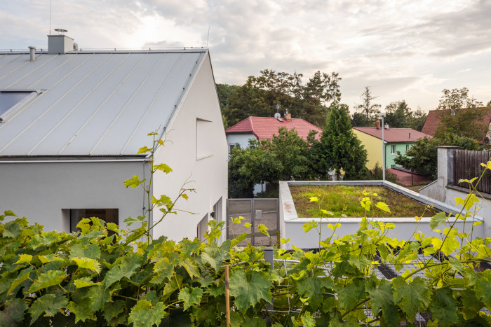 "Dům propojen se zelení" na Praze 9 od studia Iveta Langerová architekti