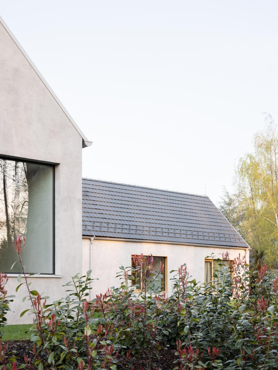 Připomíná tím zdejší typické domy na úzkých pozemcích. (Dům u vinohradu, ARCHITEKTI mikulaj & mikulajová )