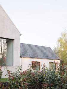 Připomíná tím zdejší typické domy na úzkých pozemcích. (Dům u vinohradu, ARCHITEKTI mikulaj & mikulajová )