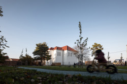 Rekonstrukce mateřské školy Polánka, ateliér CL3: Jedná se o původní školní budovu, v níž kromě školky funguje také obchod s potravinami a zázemí pro místní spolek