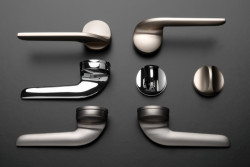 Kolekce kování UP & DOWN v různých povrchových úpravách, design Herrmann & Coufal