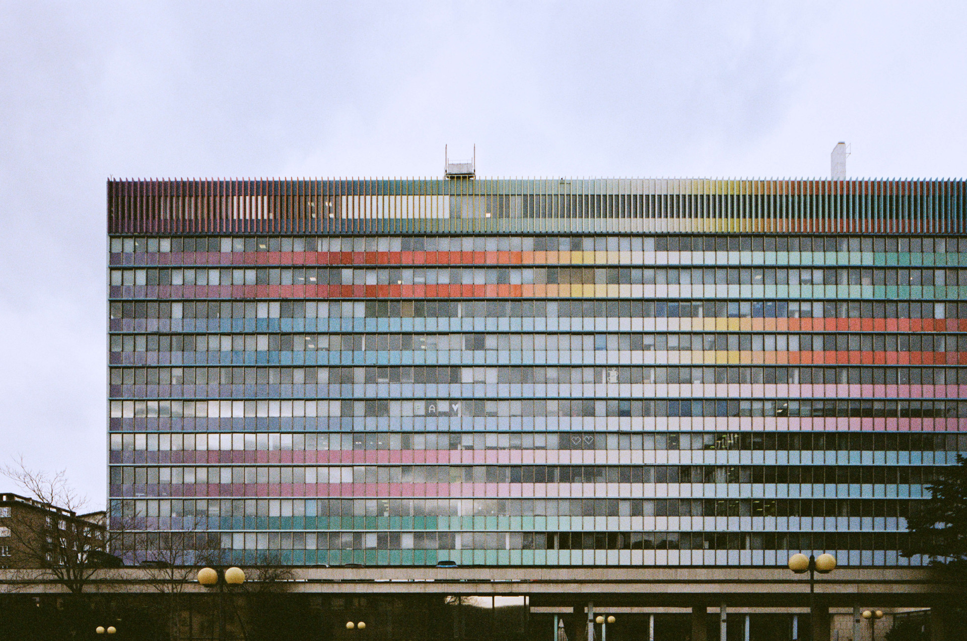 Generálním dodavatelem stavby tehdy nebyl žádný československý podnik, neboť dle slov vedení Chemapolu by se takového úkolu nedokázal zhostit. Byla tedy oslovena italská firma FEAL, která měla na kontě třeba palác ESSO v Římě od významného italského architekta Luigiho Morettiho. Právě ta dokázala provést konstrukci stavby a plášť kombinující sklo a hliník.