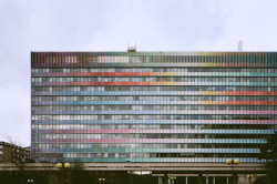 Generálním dodavatelem stavby tehdy nebyl žádný československý podnik, neboť dle slov vedení Chemapolu by se takového úkolu nedokázal zhostit. Byla tedy oslovena italská firma FEAL, která měla na kontě třeba palác ESSO v Římě od významného italského architekta Luigiho Morettiho. Právě ta dokázala provést konstrukci stavby a plášť kombinující sklo a hliník.