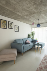 Na konci hlavní obytné místnosti je výstup na malou zahradu. (Úzký patrový dům v Žilině, architektonické studio treea - architekt Peter Kasman.)