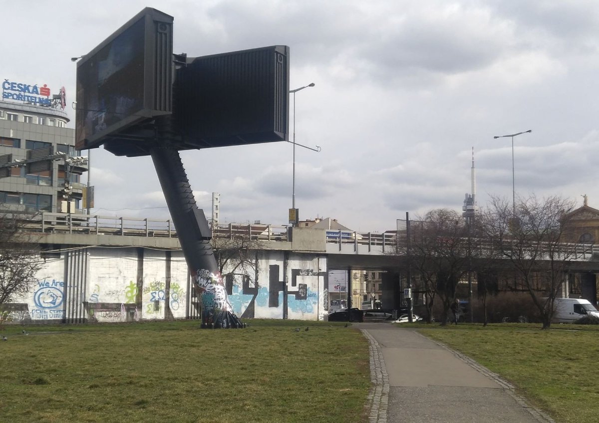 4.	Florenc. Městská pustina – zbytkové kusy zeleně, billboard jako u dálnice, žádný důvod k zastavení.