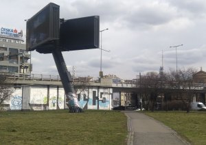 4.	Florenc. Městská pustina – zbytkové kusy zeleně, billboard jako u dálnice, žádný důvod k zastavení.