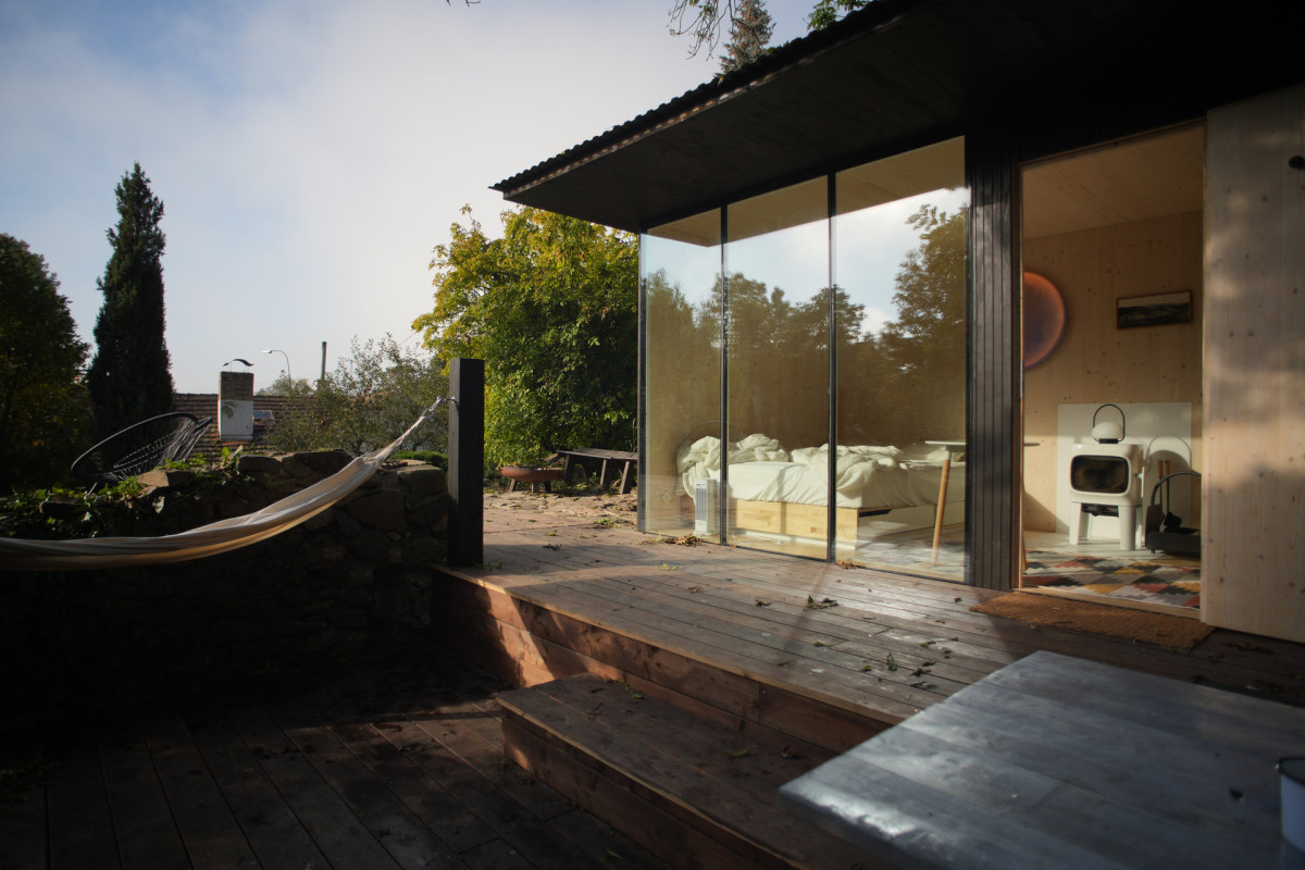 Chatu navrhlo studio DDAANN architekti. Zásadní byla prosklená stěna, která propojuje obytný prostor s divokou přírodou kolem.  (Dřevěný domek v Podhájí; DDAANN)