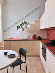 Kromě velkého bytu tu vznikla ještě garsonka. (Byt na Starém Městě; Facha architekti)