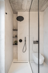 Pohled do koupelny (Interiér rodinného domu v Popůvkách, Atel!er)